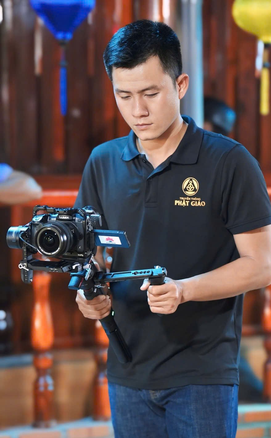 Người quay phim đang kiểm tra máy quay và gimbal