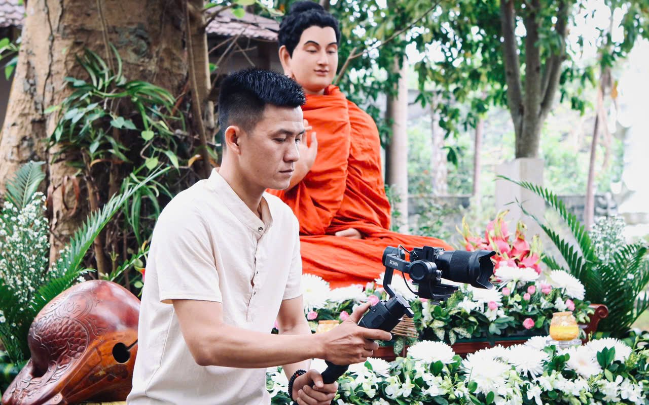 Người quay phim đang vận hành máy quay tại không gian Phật giáo