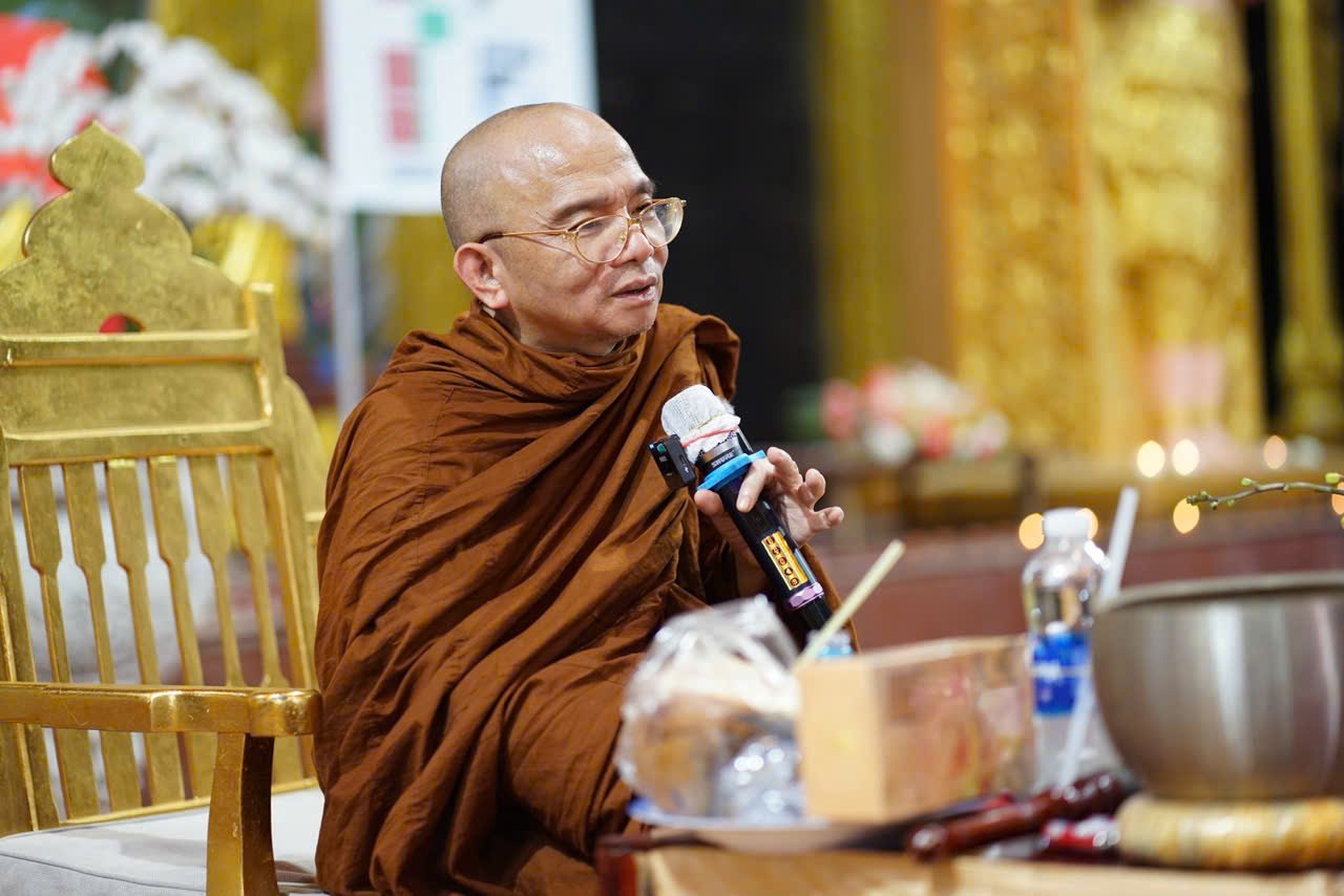 Khung cảnh một vị tu sĩ đang thuyết pháp